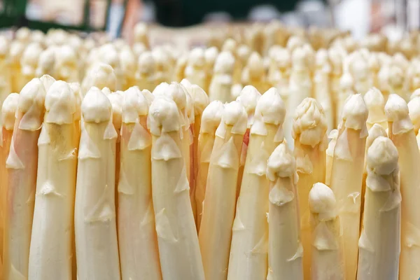 Frischer weißer Spargel auf einem Markt in Deutschland — Stockfoto