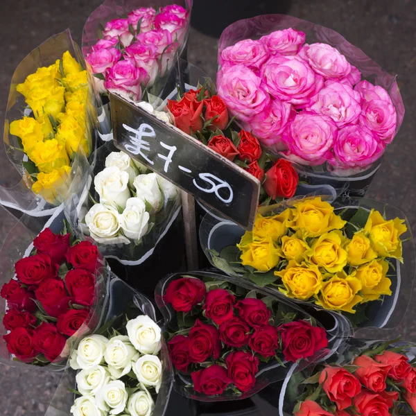 Friss rózsák előtt egy virágbolt — Stock Fotó