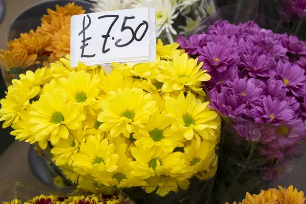 Fleurs fraîches devant un magasin de fleurs — Photo