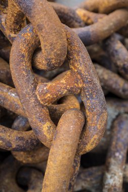Paslı eski demir zincirler, portre