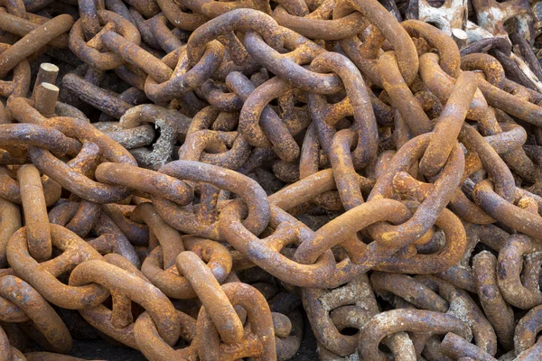 Stary zardzewiały żelazne łańcuchy, zbliżenie — Zdjęcie stockowe