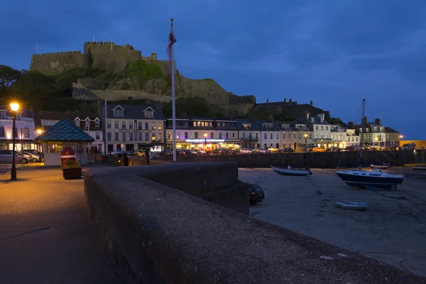 Gorey mit Schloss Mont Orgueil bei Nacht — Stockfoto