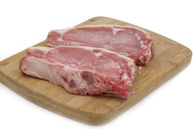 Bir ahşap tahta üzerinde ham peçe pirzola