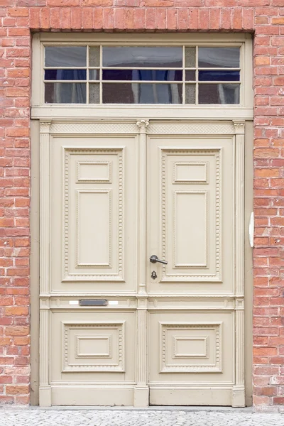 Puerta de madera vieja de una casa de ladrillo — Foto de Stock