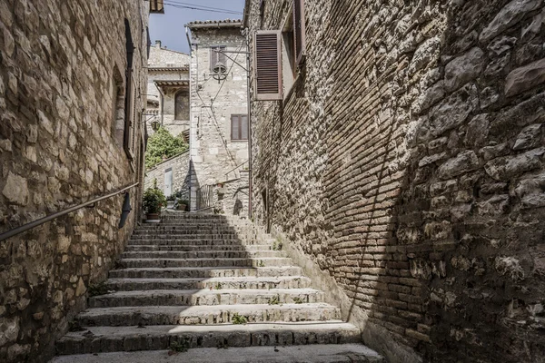 Tipikus kőlépcsőn, Assisi, Olaszország városában — Stock Fotó