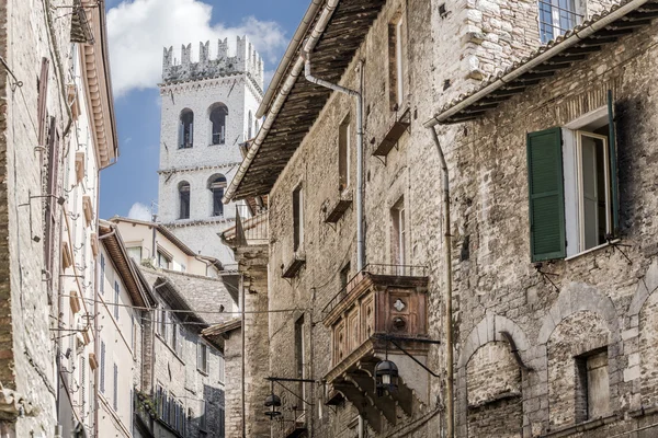 Typická obytných domů ve městě Assisi, Itálie — Stock fotografie