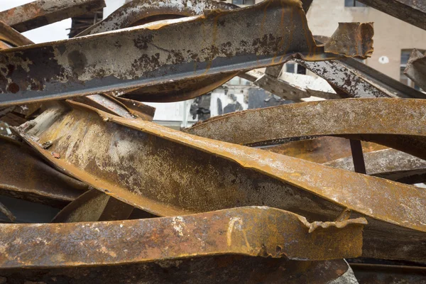 Stora rostiga stål balkar för återvinning — Stockfoto