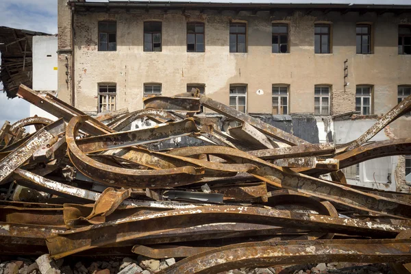 Stora rostiga stål balkar för återvinning — Stockfoto