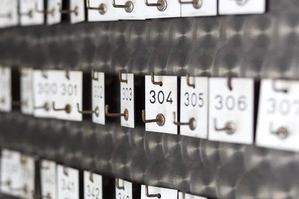 Старые шкафчики с выгравированными номерами, снятые с мелким DOF — стоковое фото