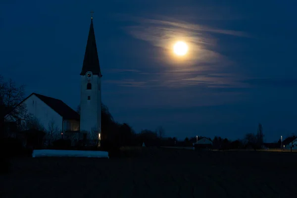 Lua Cheia Nascente Lado Uma Igreja Católica Baviera Rural Alemanha — Fotografia de Stock