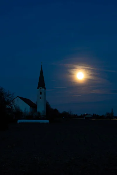 Lua Cheia Nascente Lado Uma Igreja Católica Baviera Rural Alemanha — Fotografia de Stock