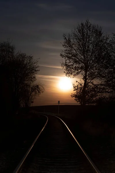 Luna Llena Naciente Sobre Una Sola Línea Ferroviaria Baviera Rural — Foto de Stock