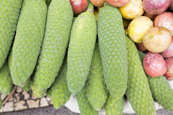 ANONA vruchten op vertoning op een markt — Stockfoto