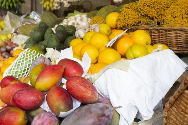 Εξωτικά φρούτα στην οθόνη σε αγορά — Φωτογραφία Αρχείου