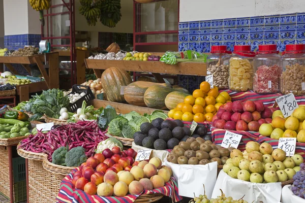 Exotic fruits on display on a market — Stock Photo, Image