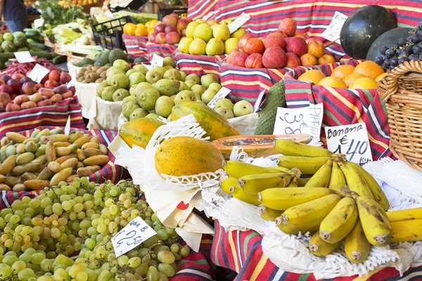 Frutos exóticos em exposição em um mercado — Fotografia de Stock