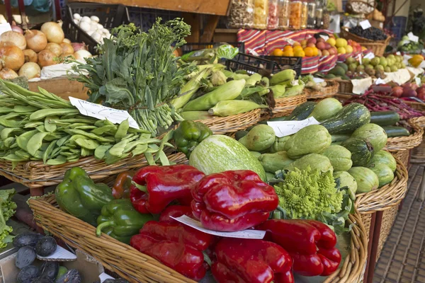 Fresh vegetables on display on a market — Stock Photo, Image