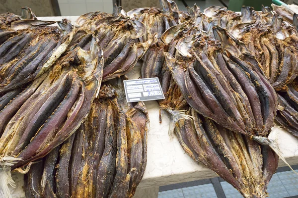 Peixes secos em exposição num mercado — Fotografia de Stock