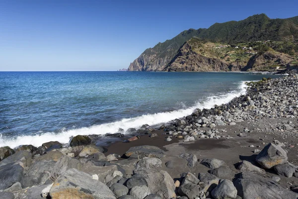 Plaj madeira'nın kuzey kıyısında, Portekiz — Stok fotoğraf