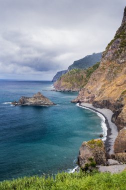 madeira'nın north Coast kıyı kayalıklardan