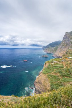madeira'nın north Coast kıyı kayalıklardan
