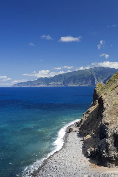 madeira'nın north Coast kıyı kayalıklardan