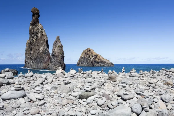 岩层马德拉 (葡萄牙) 海岸 — 图库照片