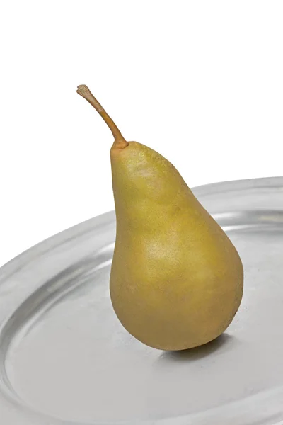 Una sola pera madura en una placa de estaño — Foto de Stock