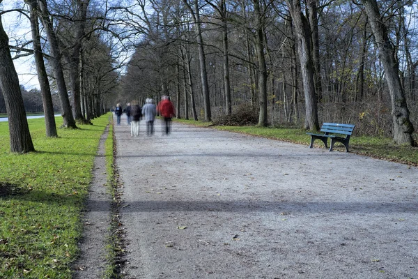 Lidé chodí na procházku v zámku Nymphenburg, Německo — Stock fotografie