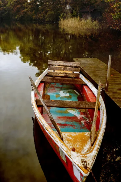 Vieille barque sur un lac en automne, Allemagne — Photo