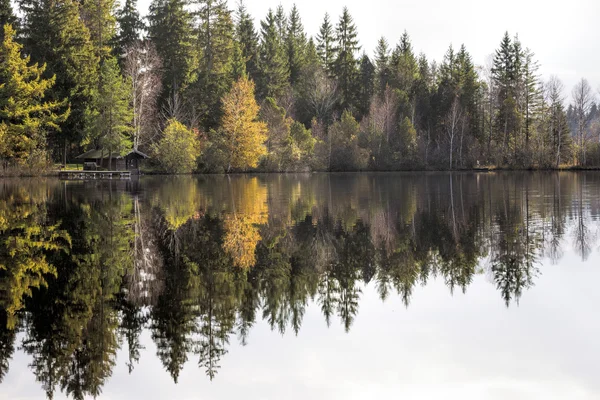 Autunno su un lago in Baviera, Germania — Foto Stock