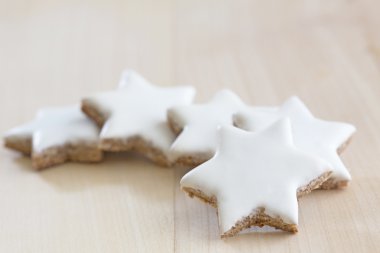 Tarçınlı yıldız Noel kurabiyeleri