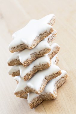 Tarçınlı yıldız Noel kurabiyeleri