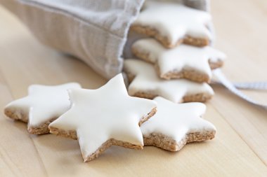 Tarçınlı yıldız küçük bir çanta düşüyor