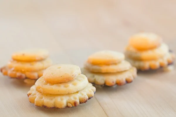 Biscuits de Noël sur une table en bois — Photo