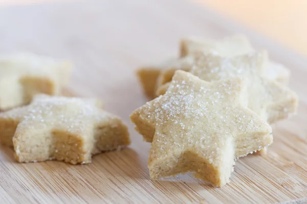 Sternförmige Weihnachtsplätzchen mit Zucker — Stockfoto