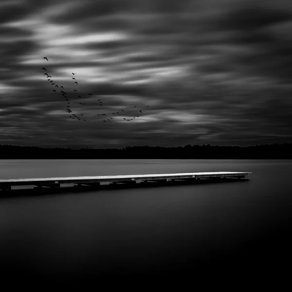 Jetty em um lago na Baviera, Alemanha, exposição de longa data — Fotografia de Stock