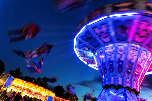 Традиционная цепная карусель ночью
