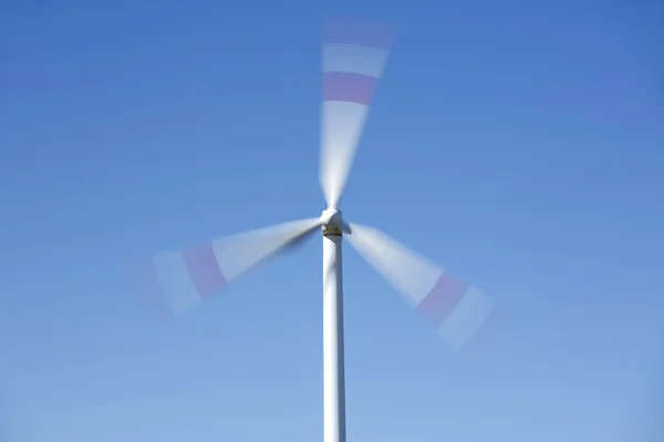 Single wind turbine turning — Stock Photo, Image