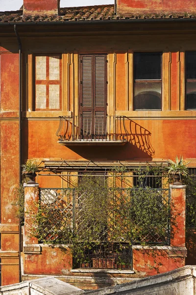 Живописный фасад жилого дома в Риме, Италия — стоковое фото