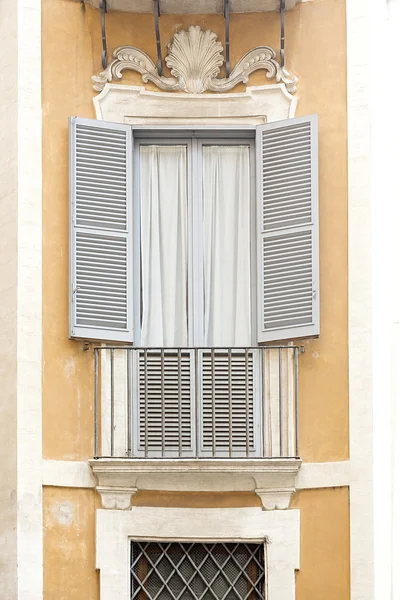 Παράθυρο με παντζούρια σε ένα κατοικημένο σπίτι στη Ρώμη, Ιταλία — Φωτογραφία Αρχείου