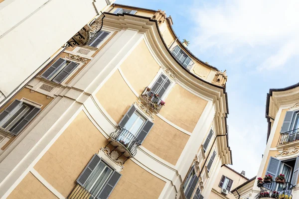 Fasad i ett bostadshus i Rom, Italien — Stockfoto