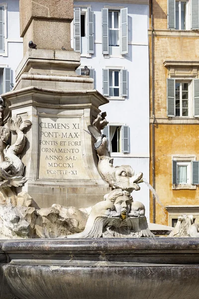 Escultura sobre la fuente de Giacomo della Porta en Roma, Italia — Foto de Stock