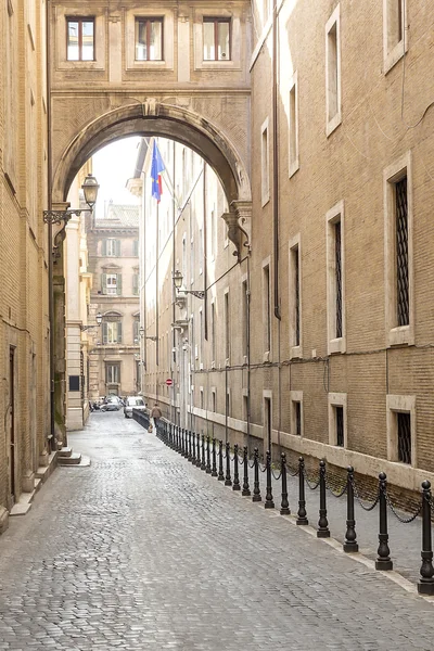 Callejón en el casco antiguo de Roma, Italia — Foto de Stock