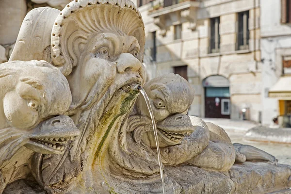 Escultura sobre la fuente de Giacomo della Porta en Roma, Italia — Foto de Stock