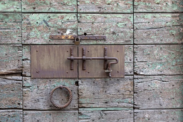 Porta chiusa in legno intemperie — Foto Stock