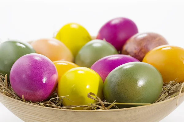 Ovos de Páscoa em uma tigela de madeira, rasa DOF — Fotografia de Stock