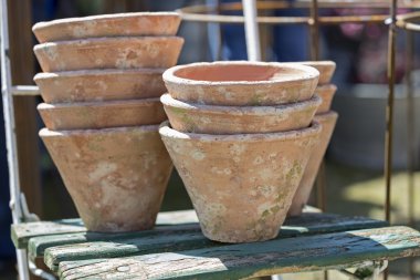 Eski bir sandalyede kullanılan kil tencere