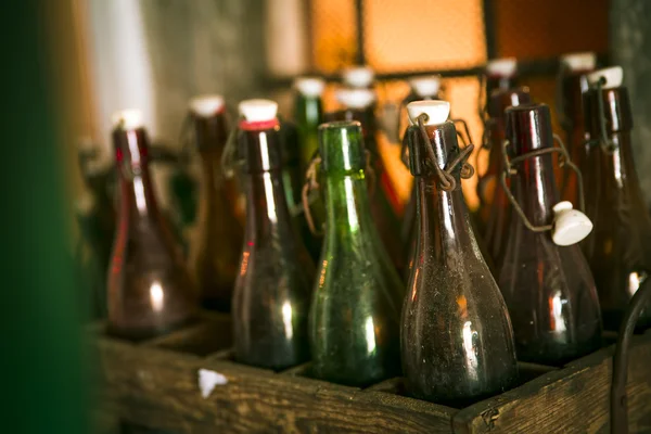 Garrafas de cerveja velhas em caixas de madeira — Fotografia de Stock