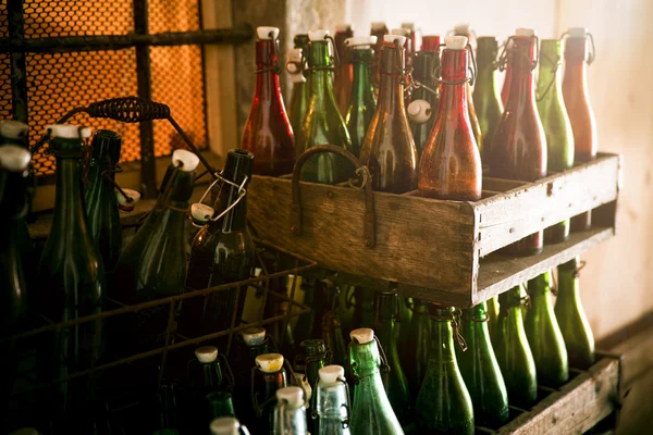 Garrafas de cerveja velhas em caixas de madeira — Fotografia de Stock